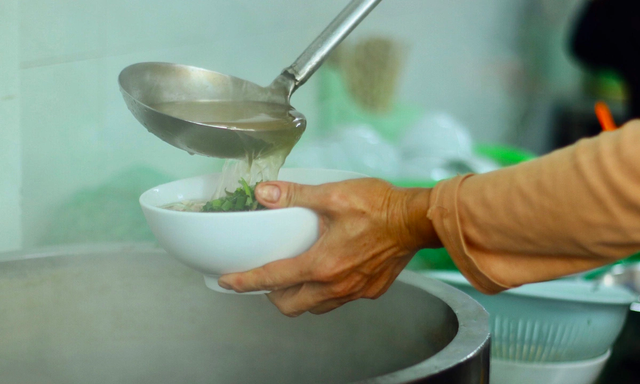 Quán phở gà nổi tiếng phố cổ Hà Nội: Từ vài chiếc ghế nhựa đến địa chỉ hút khách quốc tế - Ảnh 4.