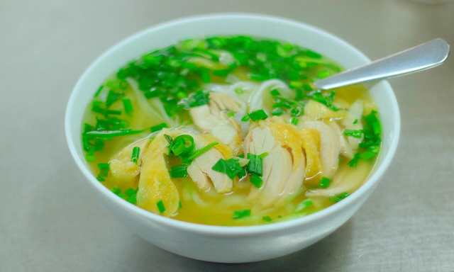 Quán phở gà nổi tiếng phố cổ Hà Nội: Từ vài chiếc ghế nhựa đến địa chỉ hút khách quốc tế - Ảnh 1.