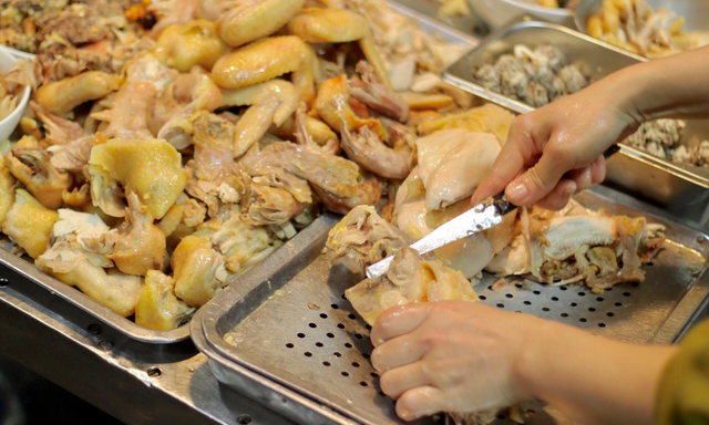 Quán phở gà nổi tiếng phố cổ Hà Nội: Từ vài chiếc ghế nhựa đến địa chỉ hút khách quốc tế - Ảnh 2.