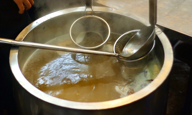 Quán phở gà nổi tiếng phố cổ Hà Nội: Từ vài chiếc ghế nhựa đến địa chỉ hút khách quốc tế - Ảnh 3.