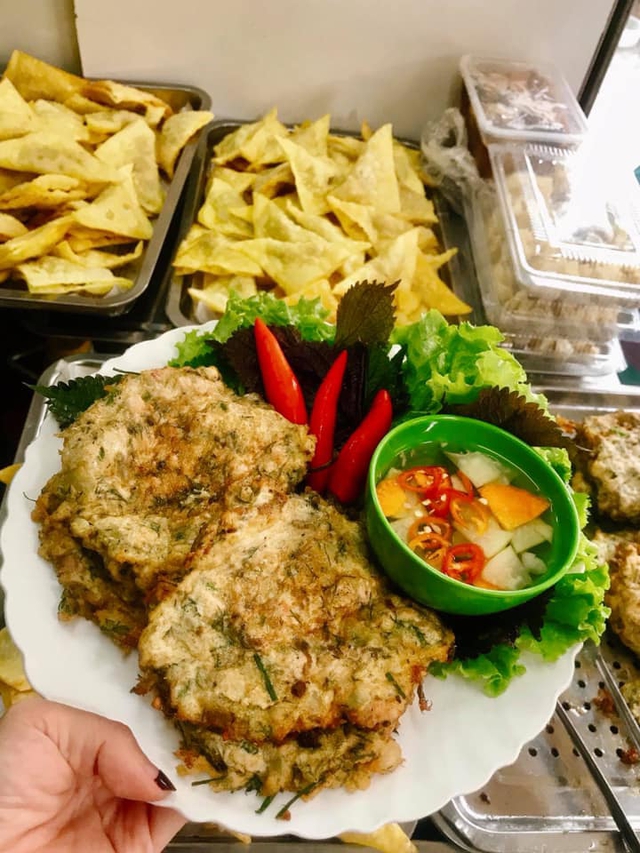 Gh&eacute; &Ocirc; Quan Chưởng, ăn thử miếng chả rươi gia truyền 3 thập kỷ nức tiếng H&agrave; Th&agrave;nh- Ảnh 1.