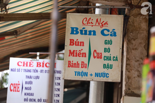 Giải m&atilde; sức h&uacute;t qu&aacute;n b&uacute;n c&aacute; vỉa h&egrave; "kh&ocirc;ng t&ecirc;n" nhưng l&uacute;c n&agrave;o cũng đ&ocirc;ng kh&aacute;ch giữa ng&otilde; Tr&agrave;ng Tiền- Ảnh 1.