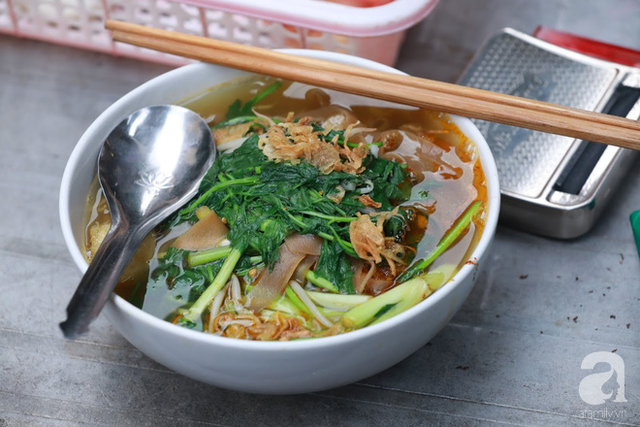 Giải m&atilde; sức h&uacute;t qu&aacute;n b&uacute;n c&aacute; vỉa h&egrave; "kh&ocirc;ng t&ecirc;n" nhưng l&uacute;c n&agrave;o cũng đ&ocirc;ng kh&aacute;ch giữa ng&otilde; Tr&agrave;ng Tiền- Ảnh 3.