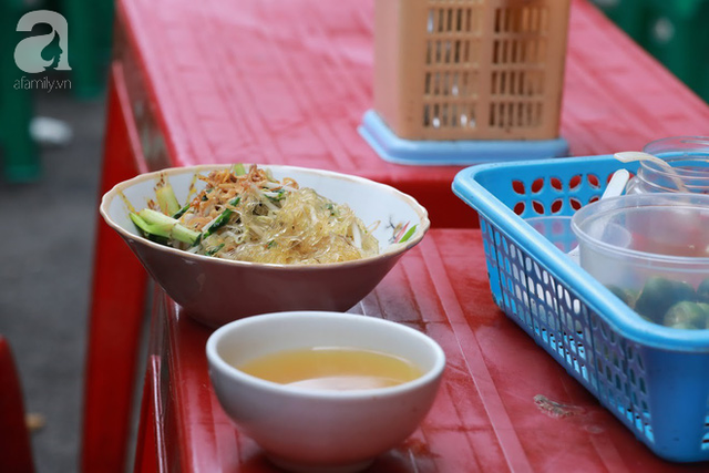 Giải m&atilde; sức h&uacute;t qu&aacute;n b&uacute;n c&aacute; vỉa h&egrave; "kh&ocirc;ng t&ecirc;n" nhưng l&uacute;c n&agrave;o cũng đ&ocirc;ng kh&aacute;ch giữa ng&otilde; Tr&agrave;ng Tiền- Ảnh 4.