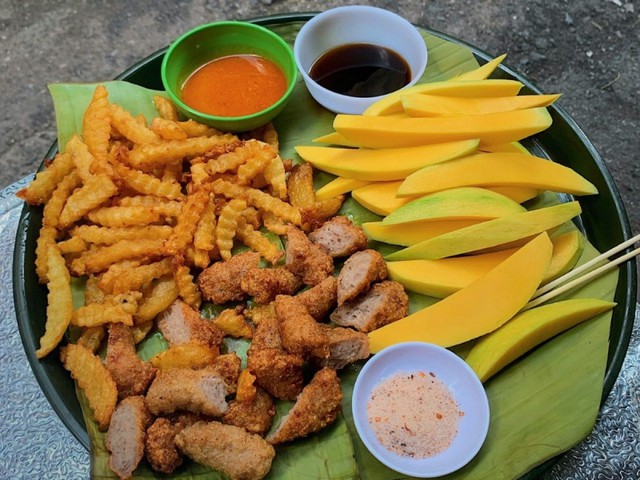 Ở H&agrave; Nội c&oacute; một m&oacute;n ăn b&eacute;o ngậy, gi&ograve;n rụm trong ng&otilde; nhỏ nhưng ai tới cũng muốn thử một lần- Ảnh 2.