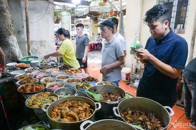 Nghịch l&yacute; cơm Vinh Thu: Qu&aacute;n vỉa h&egrave;, gi&aacute; nh&agrave; h&agrave;ng - v&igrave; sao vẫn đ&ocirc;ng kh&aacute;ch suốt 30 năm?- Ảnh 3.