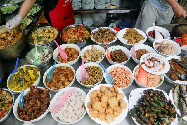 Nghịch l&yacute; cơm Vinh Thu: Qu&aacute;n vỉa h&egrave;, gi&aacute; nh&agrave; h&agrave;ng - v&igrave; sao vẫn đ&ocirc;ng kh&aacute;ch suốt 30 năm?- Ảnh 2.