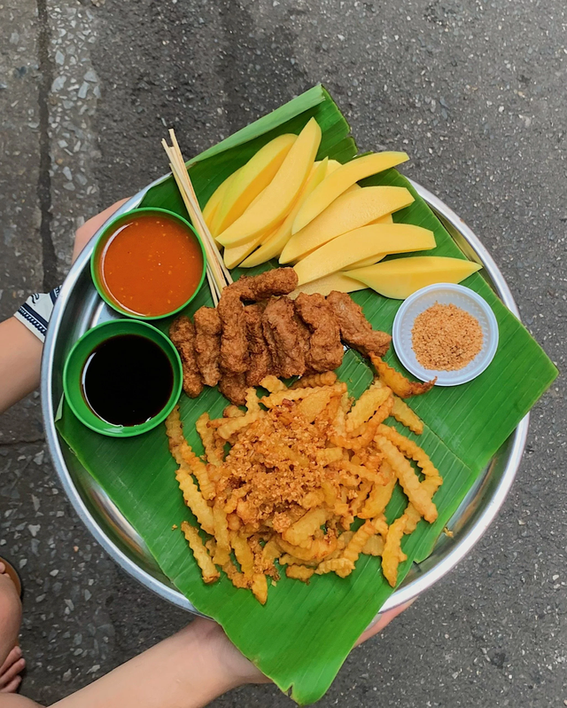 Ở H&agrave; Nội c&oacute; một m&oacute;n ăn b&eacute;o ngậy, gi&ograve;n rụm trong ng&otilde; nhỏ nhưng ai tới cũng muốn thử một lần- Ảnh 4.