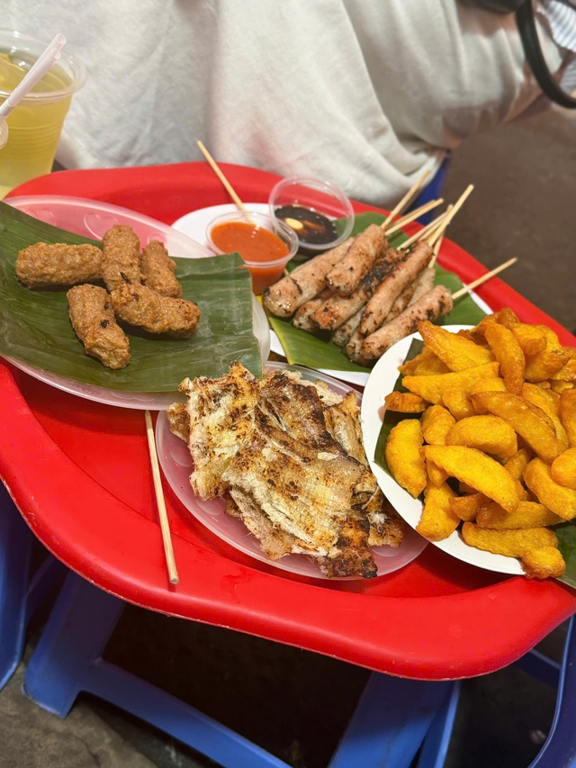 Ở H&agrave; Nội c&oacute; một m&oacute;n ăn b&eacute;o ngậy, gi&ograve;n rụm trong ng&otilde; nhỏ nhưng ai tới cũng muốn thử một lần- Ảnh 3.