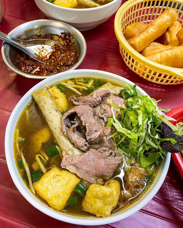 Qu&aacute;n b&uacute;n ri&ecirc;u ốc hơn 40 năm tuổi đời,&ldquo;đắt xắt ra miếng&rdquo;, lu&ocirc;n k&iacute;n chỗ nhờ hương vị truyền thống kh&oacute; thay thế- Ảnh 3.