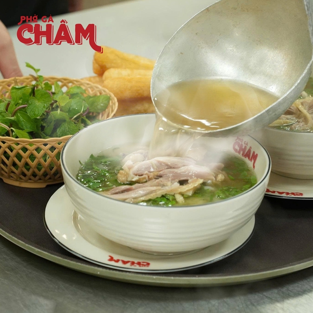 Phở G&agrave; Ch&acirc;m &ndash; Qu&aacute;n phở &ldquo;Michelin Selected&rdquo; đắt bậc nhất H&agrave; Nội vẫn nườm nượp kh&aacute;ch mỗi s&aacute;ng- Ảnh 5.