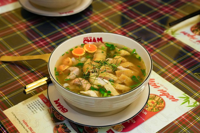 Phở G&agrave; Ch&acirc;m &ndash; Qu&aacute;n phở &ldquo;Michelin Selected&rdquo; đắt bậc nhất H&agrave; Nội vẫn nườm nượp kh&aacute;ch mỗi s&aacute;ng- Ảnh 4.