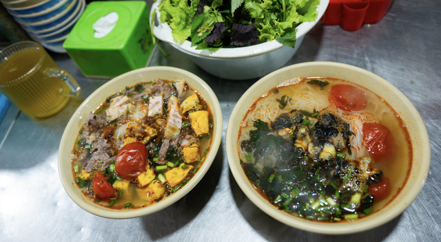 B&uacute;n ri&ecirc;u 80k &ldquo;g&acirc;y b&atilde;o&rdquo; chợ Đồng Xu&acirc;n: B&aacute;t đầy &uacute; ụ, chua thanh vị sấu ng&acirc;m c&oacute; đ&aacute;ng thử?- Ảnh 3.