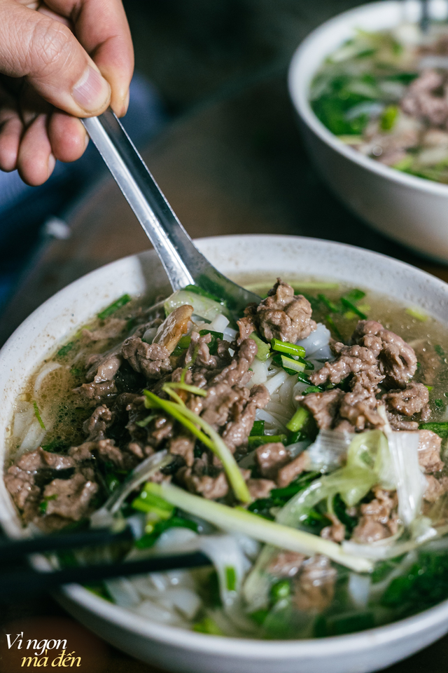 Đến phường Bạch Mai ăn b&aacute;t phở 25 ngh&igrave;n: Hơn 20 năm vẫn đ&ocirc;ng kh&aacute;ch, mỗi s&aacute;ng b&aacute;n h&agrave;ng trăm b&aacute;t- Ảnh 3.