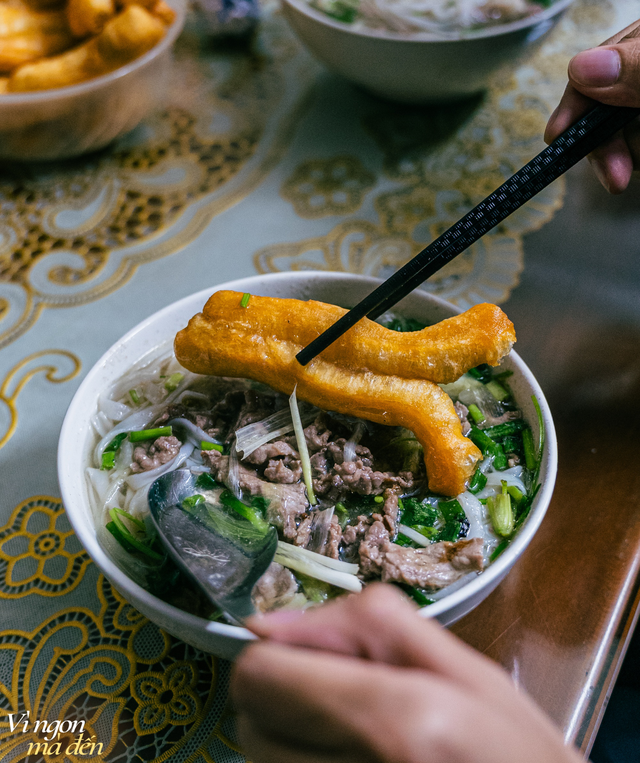 Đến phường Bạch Mai ăn b&aacute;t phở 25 ngh&igrave;n: Hơn 20 năm vẫn đ&ocirc;ng kh&aacute;ch, mỗi s&aacute;ng b&aacute;n h&agrave;ng trăm b&aacute;t- Ảnh 6.