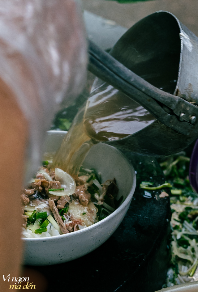 Đến phường Bạch Mai ăn b&aacute;t phở 25 ngh&igrave;n: Hơn 20 năm vẫn đ&ocirc;ng kh&aacute;ch, mỗi s&aacute;ng b&aacute;n h&agrave;ng trăm b&aacute;t- Ảnh 4.