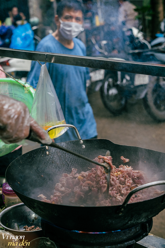 Đến phường Bạch Mai ăn b&aacute;t phở 25 ngh&igrave;n: Hơn 20 năm vẫn đ&ocirc;ng kh&aacute;ch, mỗi s&aacute;ng b&aacute;n h&agrave;ng trăm b&aacute;t- Ảnh 1.