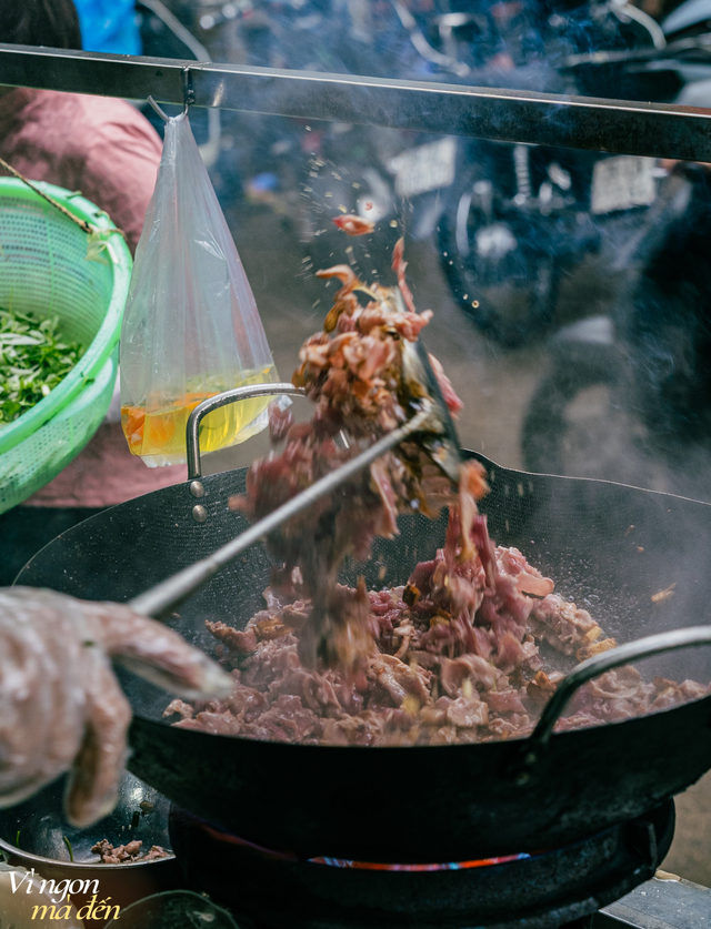 Đến phường Bạch Mai ăn b&aacute;t phở 25 ngh&igrave;n: Hơn 20 năm vẫn đ&ocirc;ng kh&aacute;ch, mỗi s&aacute;ng b&aacute;n h&agrave;ng trăm b&aacute;t- Ảnh 2.