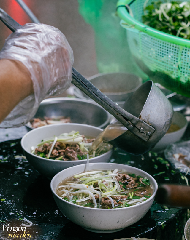 Đến phường Bạch Mai ăn b&aacute;t phở 25 ngh&igrave;n: Hơn 20 năm vẫn đ&ocirc;ng kh&aacute;ch, mỗi s&aacute;ng b&aacute;n h&agrave;ng trăm b&aacute;t- Ảnh 5.