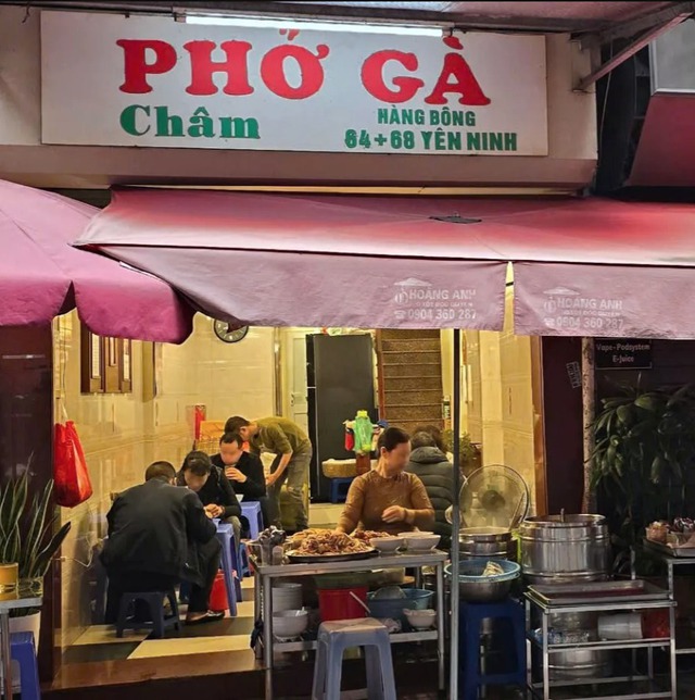 Phở G&agrave; Ch&acirc;m &ndash; Qu&aacute;n phở &ldquo;Michelin Selected&rdquo; đắt bậc nhất H&agrave; Nội vẫn nườm nượp kh&aacute;ch mỗi s&aacute;ng- Ảnh 2.