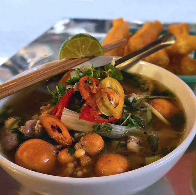 Phở G&agrave; Ch&acirc;m &ndash; Qu&aacute;n phở &ldquo;Michelin Selected&rdquo; đắt bậc nhất H&agrave; Nội vẫn nườm nượp kh&aacute;ch mỗi s&aacute;ng- Ảnh 1.