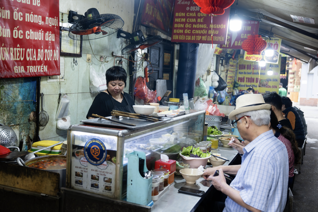 B&uacute;n ri&ecirc;u 80k &ldquo;g&acirc;y b&atilde;o&rdquo; chợ Đồng Xu&acirc;n: B&aacute;t đầy &uacute; ụ, chua thanh vị sấu ng&acirc;m c&oacute; đ&aacute;ng thử?- Ảnh 1.