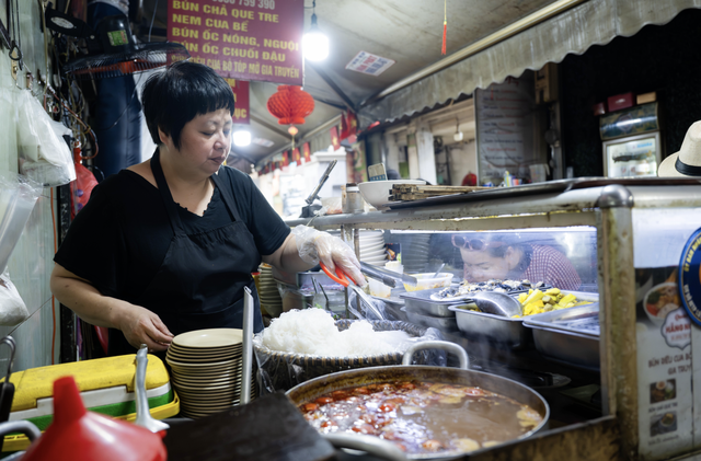 B&uacute;n ri&ecirc;u 80k &ldquo;g&acirc;y b&atilde;o&rdquo; chợ Đồng Xu&acirc;n: B&aacute;t đầy &uacute; ụ, chua thanh vị sấu ng&acirc;m c&oacute; đ&aacute;ng thử?- Ảnh 2.