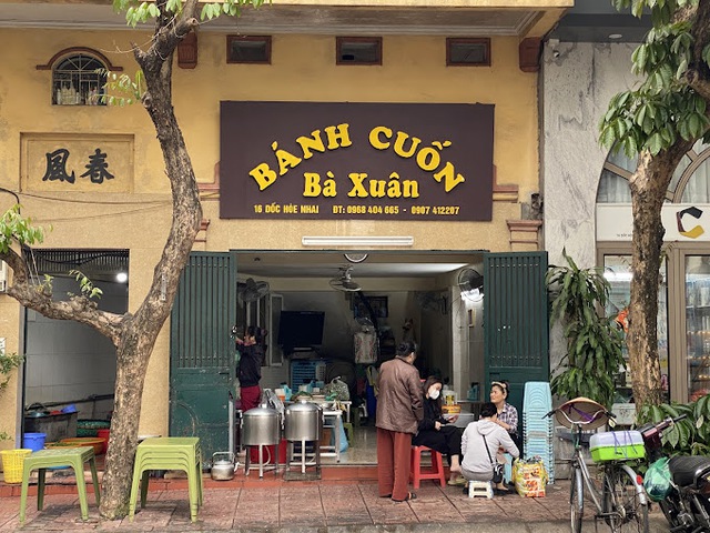 B&aacute;nh cuốn b&agrave; Xu&acirc;n bị Michelin "bỏ qu&ecirc;n" nhưng kh&aacute;ch vẫn ki&ecirc;n nhẫn xếp h&agrave;ng cả tiếng chờ đến lượt- Ảnh 1.