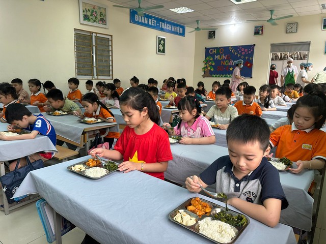 Bếp ăn b&aacute;n tr&uacute; 67 trường học ở Dương Nội được &ldquo;n&acirc;ng chuẩn&rdquo;, siết chặt an to&agrave;n thực phẩm từ gốc- Ảnh 1.