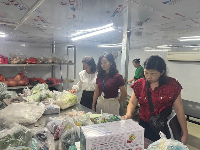 Bếp ăn b&aacute;n tr&uacute; 67 trường học ở Dương Nội được &ldquo;n&acirc;ng chuẩn&rdquo;, siết chặt an to&agrave;n thực phẩm từ gốc- Ảnh 2.