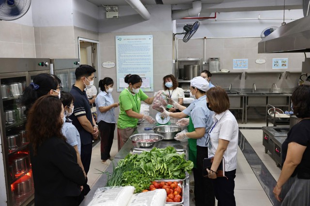 Kiểm tra đột xuất, 2 trường mầm non ở phường Cửa Nam được ghi nhận thực hiện tốt c&ocirc;ng t&aacute;c an to&agrave;n thực phẩm - Ảnh 1.