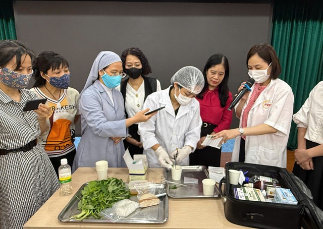 Kiểm tra đột xuất, 2 trường mầm non ở phường Cửa Nam được ghi nhận thực hiện tốt c&ocirc;ng t&aacute;c an to&agrave;n thực phẩm - Ảnh 2.