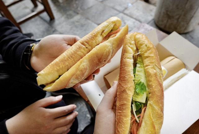 Thử b&aacute;nh m&igrave; &ldquo;hot nhất H&agrave;ng C&aacute;&rdquo;: Kh&aacute;ch T&acirc;y đứng đợi cả tiếng, vị c&oacute; xứng đ&aacute;ng?- Ảnh 5.