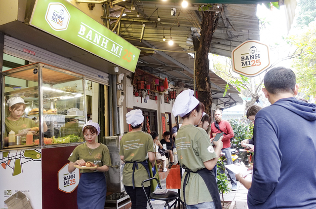 Thử b&aacute;nh m&igrave; &ldquo;hot nhất H&agrave;ng C&aacute;&rdquo;: Kh&aacute;ch T&acirc;y đứng đợi cả tiếng, vị c&oacute; xứng đ&aacute;ng?- Ảnh 2.