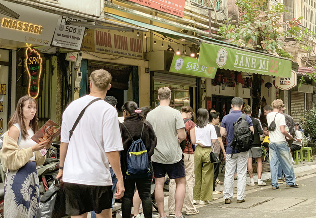 Thử b&aacute;nh m&igrave; &ldquo;hot nhất H&agrave;ng C&aacute;&rdquo;: Kh&aacute;ch T&acirc;y đứng đợi cả tiếng, vị c&oacute; xứng đ&aacute;ng?- Ảnh 1.