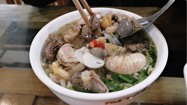 B&aacute;t phở g&agrave; tới 200k ở H&agrave; Nội: &ldquo;Full topping&rdquo; ăn như cả con g&agrave;, đắt c&oacute; xắt ra miếng?- Ảnh 3.