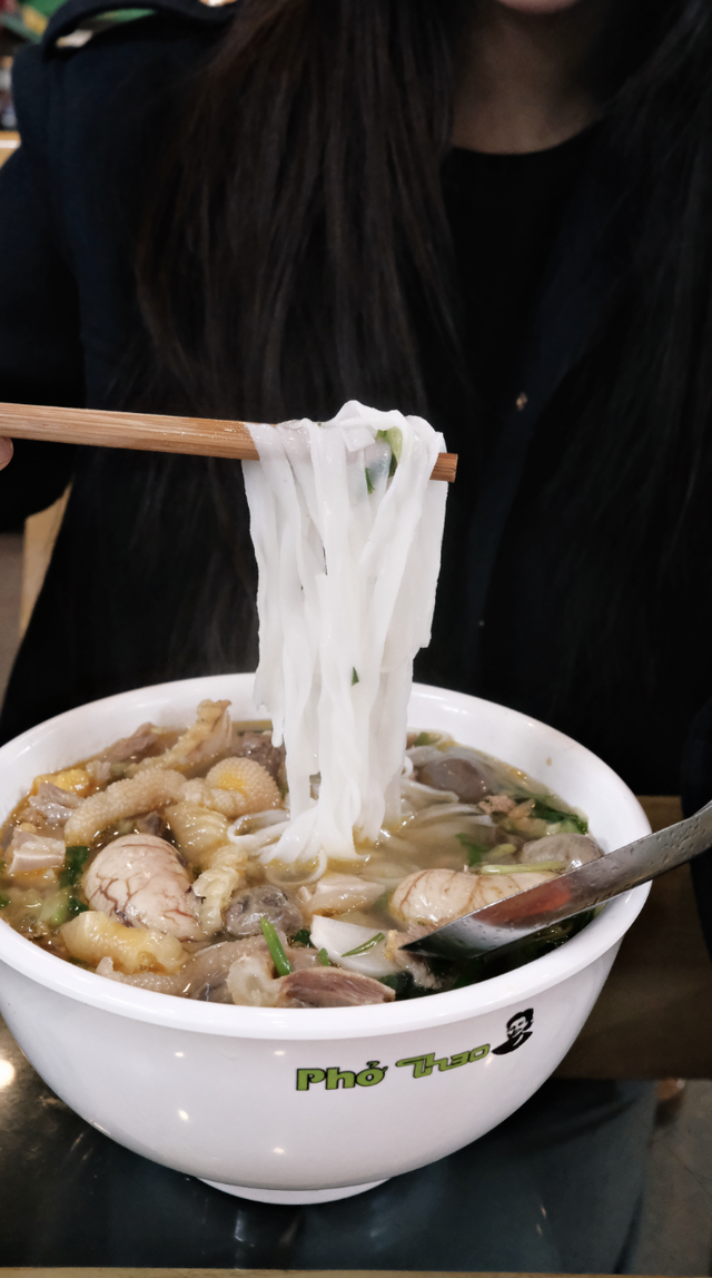 B&aacute;t phở g&agrave; tới 200k ở H&agrave; Nội: &ldquo;Full topping&rdquo; ăn như cả con g&agrave;, đắt c&oacute; xắt ra miếng?- Ảnh 4.