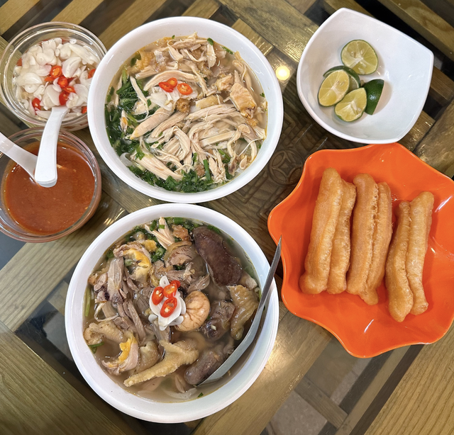 B&aacute;t phở g&agrave; tới 200k ở H&agrave; Nội: &ldquo;Full topping&rdquo; ăn như cả con g&agrave;, đắt c&oacute; xắt ra miếng?- Ảnh 2.