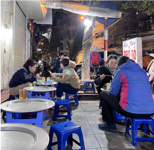 Từ g&aacute;nh phở phố cổ 30 năm tuổi đến điểm check-in g&acirc;y sốt sau c&uacute; &ldquo;gh&eacute; thăm&rdquo; của tỷ ph&uacute; Jensen Huang
- Ảnh 2.