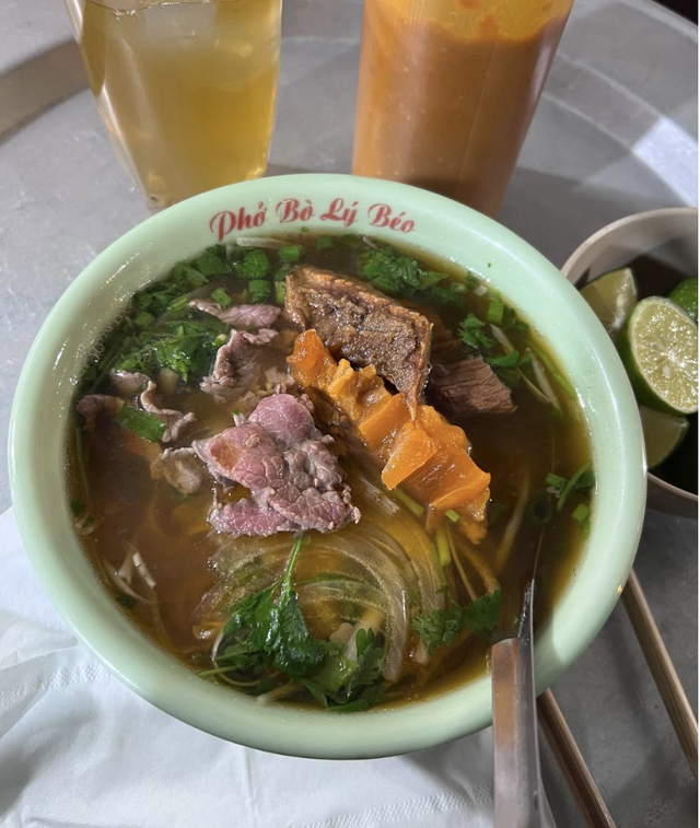 Từ g&aacute;nh phở phố cổ 30 năm tuổi đến điểm check-in g&acirc;y sốt sau c&uacute; &ldquo;gh&eacute; thăm&rdquo; của tỷ ph&uacute; Jensen Huang
- Ảnh 5.