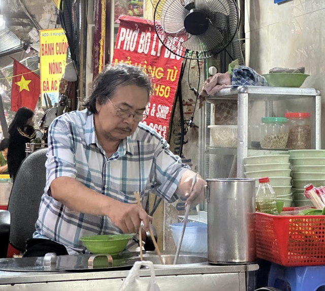 Từ g&aacute;nh phở phố cổ 30 năm tuổi đến điểm check-in g&acirc;y sốt sau c&uacute; &ldquo;gh&eacute; thăm&rdquo; của tỷ ph&uacute; Jensen Huang
- Ảnh 3.