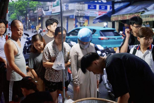 G&aacute;nh x&ocirc;i 5 giờ s&aacute;ng của cặp vợ chồng &ldquo;triệu follow&rdquo;: Kh&aacute;ch xếp h&agrave;ng từ 3 giờ, chỉ b&aacute;n 2 tiếng l&agrave; hết x&ocirc;i!- Ảnh 2.