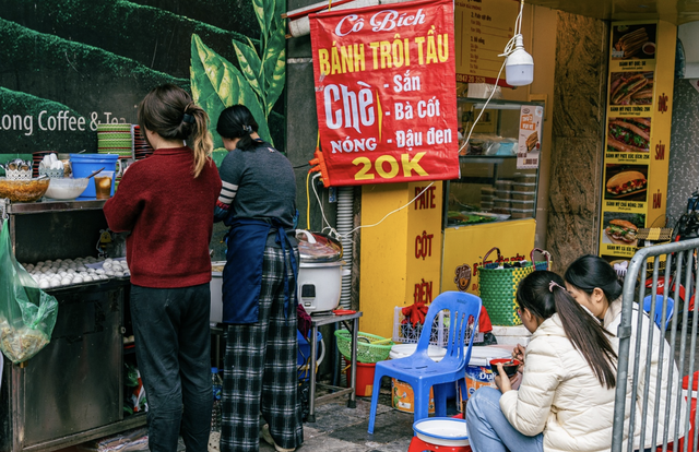 B&aacute;t b&aacute;nh tr&ocirc;i t&agrave;u ấm l&ograve;ng phố cổ: Thức qu&agrave; m&ugrave;a đ&ocirc;ng khiến người H&agrave; Nội &ldquo;nghiện&rdquo; mỗi chiều lạnh- Ảnh 3.