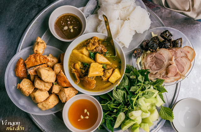 Ăn b&uacute;n đậu k&egrave;m măng luộc ở phố cổ H&agrave; Nội: Trải nghiệm kh&aacute;c biệt giữa l&ograve;ng phố- Ảnh 2.