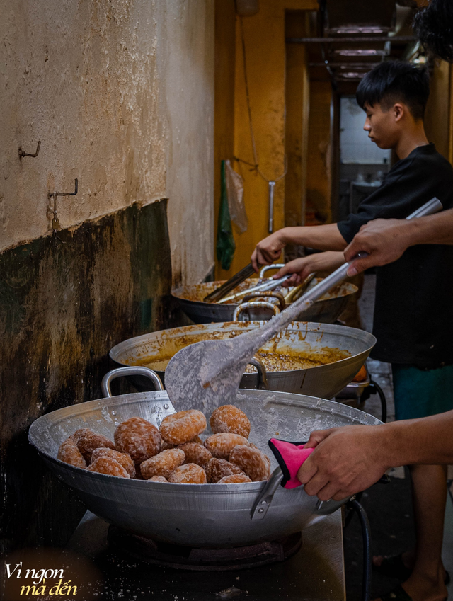 Tiệm b&aacute;nh r&aacute;n b&eacute; x&iacute;u doanh thu khủng giữa phố Th&aacute;i Thịnh: Khi thức qu&agrave; thu H&agrave; Nội n&iacute;u ch&acirc;n thực kh&aacute;ch- Ảnh 4.