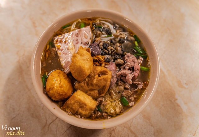 Qu&aacute;n b&uacute;n ri&ecirc;u &ldquo;qu&yacute; tộc&rdquo; giữa l&ograve;ng H&agrave; Nội: Từ g&aacute;nh vỉa h&egrave; đến kh&ocirc;ng gian đầy đồ cổ độc đ&aacute;o- Ảnh 4.