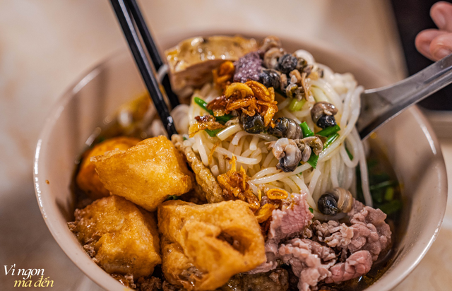 Qu&aacute;n b&uacute;n ri&ecirc;u &ldquo;qu&yacute; tộc&rdquo; giữa l&ograve;ng H&agrave; Nội: Từ g&aacute;nh vỉa h&egrave; đến kh&ocirc;ng gian đầy đồ cổ độc đ&aacute;o- Ảnh 3.