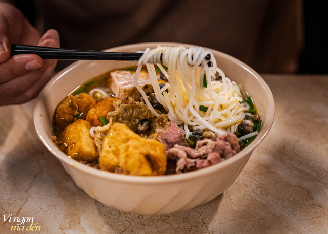 Qu&aacute;n b&uacute;n ri&ecirc;u &ldquo;qu&yacute; tộc&rdquo; giữa l&ograve;ng H&agrave; Nội: Từ g&aacute;nh vỉa h&egrave; đến kh&ocirc;ng gian đầy đồ cổ độc đ&aacute;o- Ảnh 2.