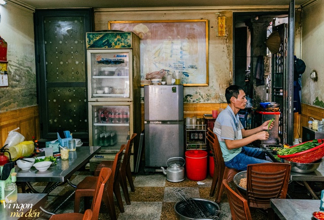 Qu&aacute;n b&uacute;n chả &ldquo;&ocirc;ng b&agrave; gi&agrave;&rdquo; 3 đời giữa l&ograve;ng H&agrave; Nội: B&iacute; quyết nằm ở miếng chả băm cuốn l&aacute; m&ugrave;i t&agrave;u hiếm c&oacute;- Ảnh 5.