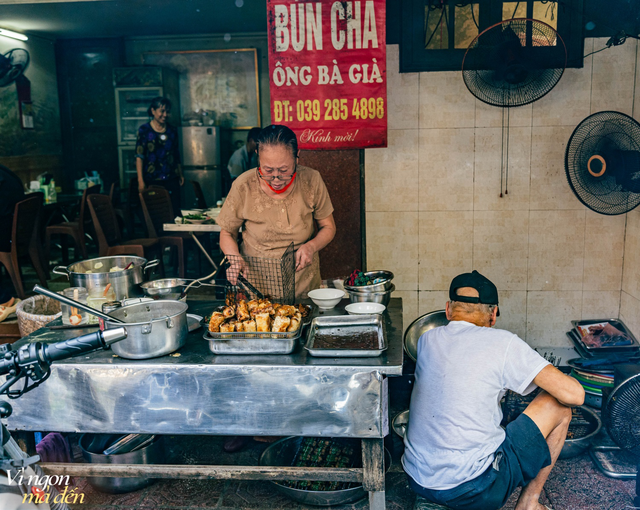 Qu&aacute;n b&uacute;n chả &ldquo;&ocirc;ng b&agrave; gi&agrave;&rdquo; 3 đời giữa l&ograve;ng H&agrave; Nội: B&iacute; quyết nằm ở miếng chả băm cuốn l&aacute; m&ugrave;i t&agrave;u hiếm c&oacute;- Ảnh 4.